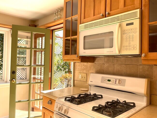Photo - 5261 Cahuenga Blvd