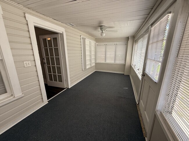 Photo - 1131 Queen St N