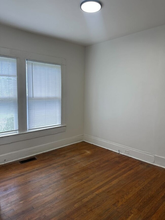Building Photo - 1229 8th Ave W Unit Apt B