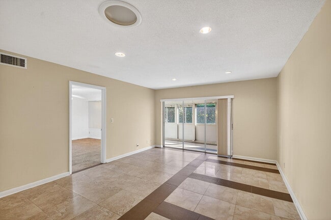 Photo - 374 Bennington Ln Unit 374