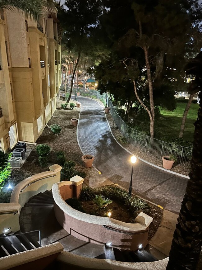 Building Photo - Gorgeous unfurnished 1 bedroom at the fabulous Meridian