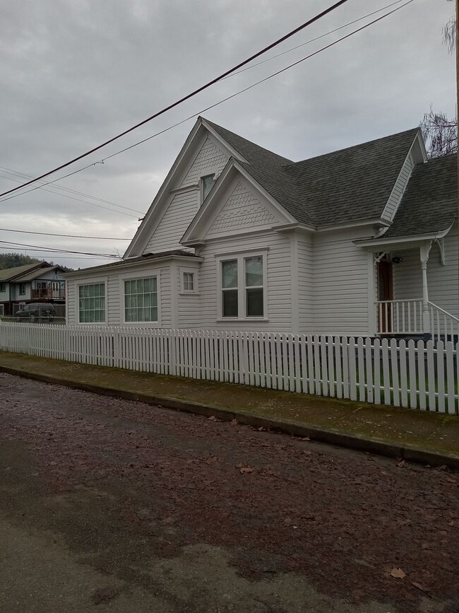 Photo - Come take a look at this historical home in downtown Roseburg!