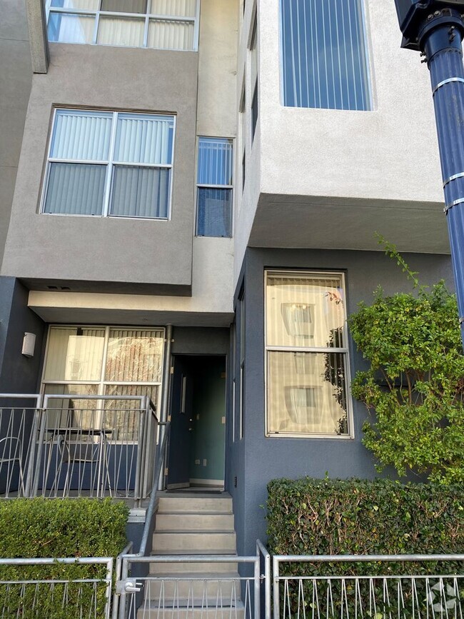 Building Photo - Dual Master 2 Bed 2.5 Bath - Walk-up townh... Rental
