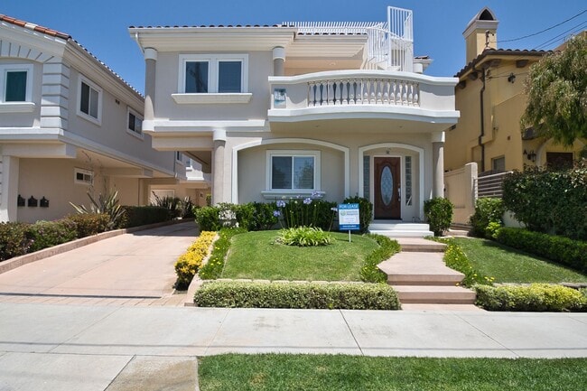 Building Photo - Ocean View 3 Bedroom Like-New Townhome in ...