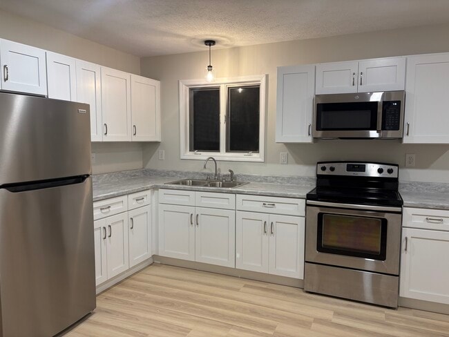 Building Photo - 275 W 10th St