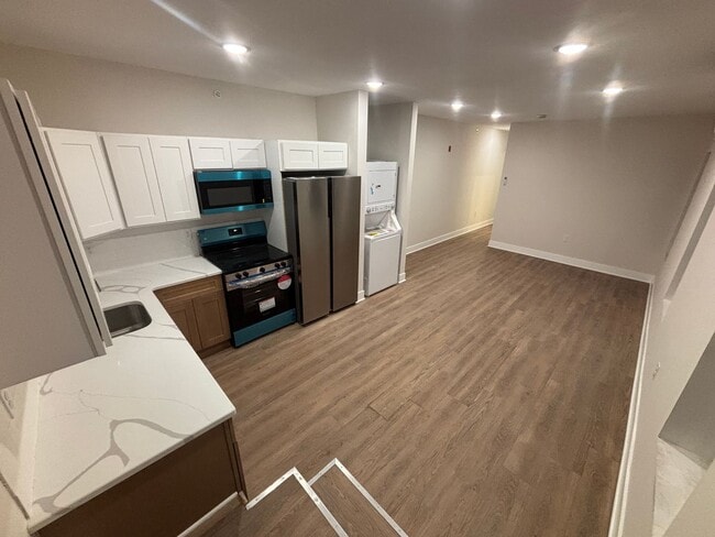 Building Photo - Luxury 3-bedroom Apartment Unit 5
