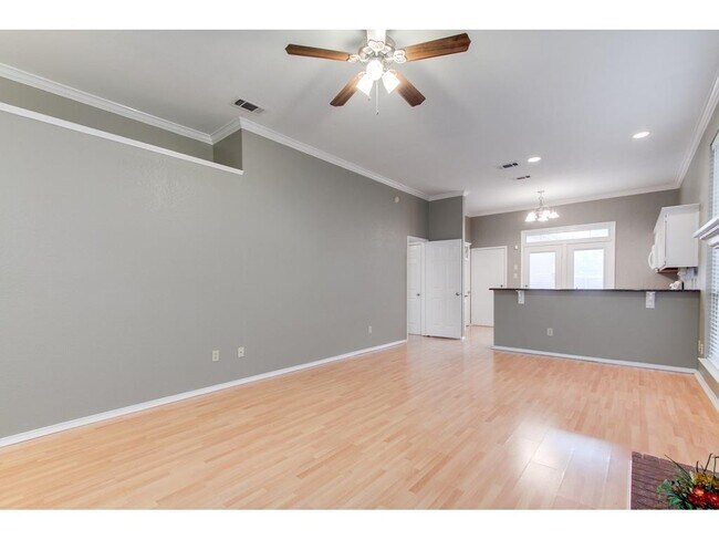 Photo - 546 Raintree Cir