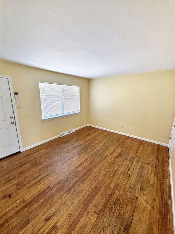 Photo - 8816 Blewett Ave