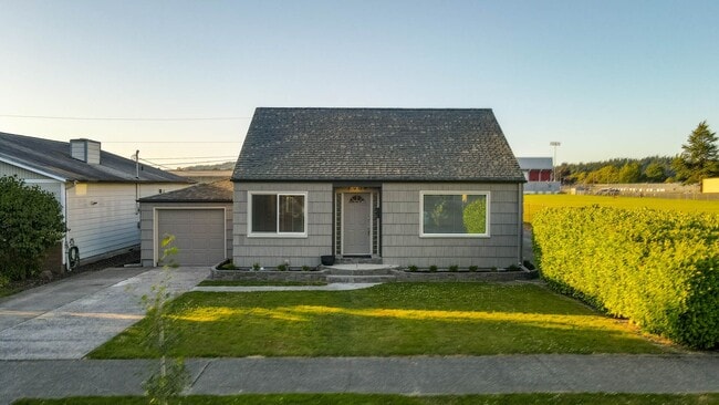 Photo - 2908 Hemlock St