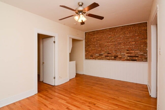 Building Photo - 718 W Cornelia Ave Unit J00P