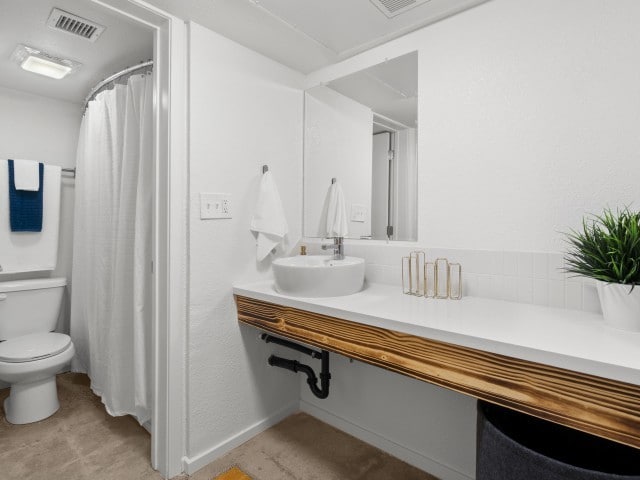 One Bedroom Bathroom