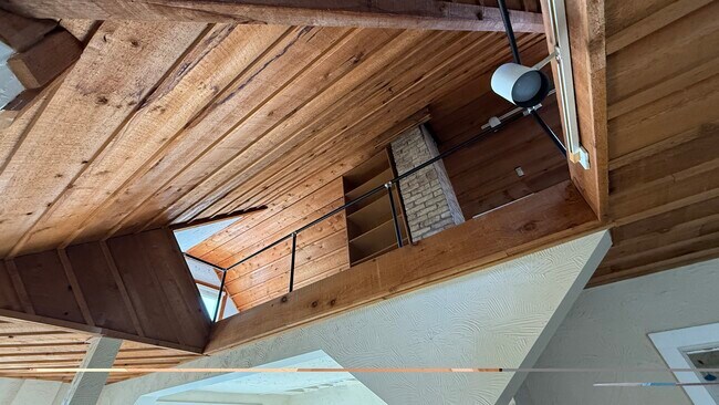 Loft - 528 E Glover Ave Unidad Upper