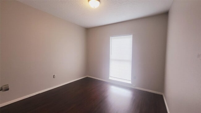 Building Photo - 12435 Sharpview Dr Unit 12435