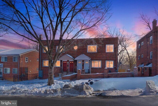 Building Photo - 146 Joliet St Unit B