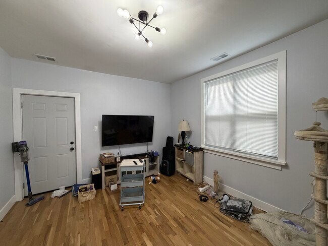 Photo - 1626 N Washtenaw Ave Unit 2R