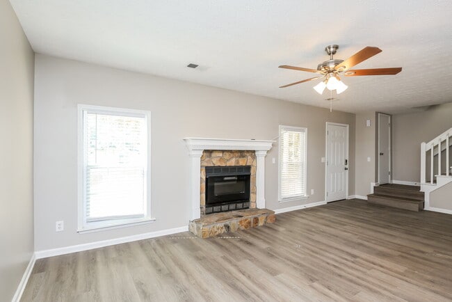 Photo - 94 Timothy Ln NW