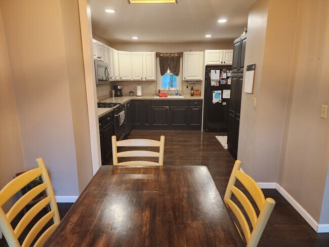 Photo - 421 W Oak St