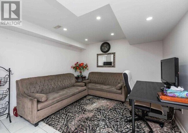 Photo - 24 Thornapple St