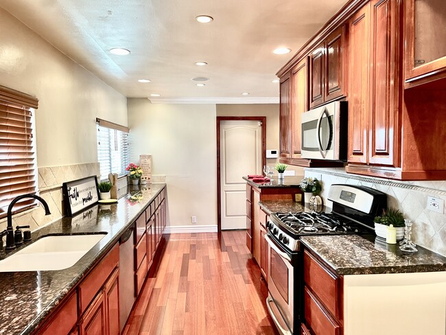 Photo - 8781 La Grand Ave