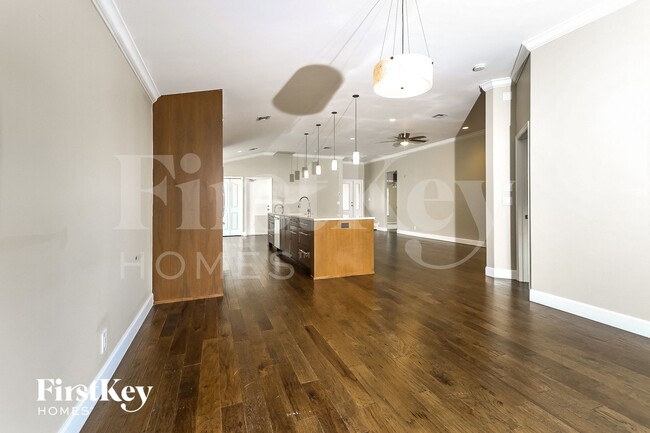 Photo - 6484 Robinson St