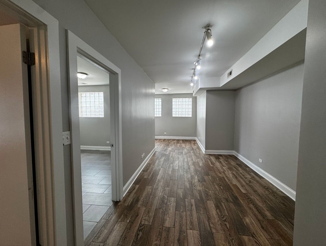 Entrada/Sala de estar y terraza acristalada - 5003 N Sawyer Ave Unidad GDN