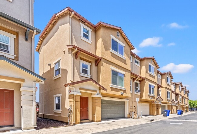 Spacious 2 Bed, 2.5 Bath Townhouse in Gate... - Spacious 2 Bed, 2.5 Bath Townhouse in Gate...