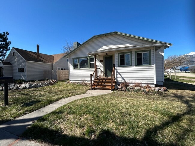 Building Photo - Cozy 2 Bed, 1 Bath Cottage in the Heart of Hamilton