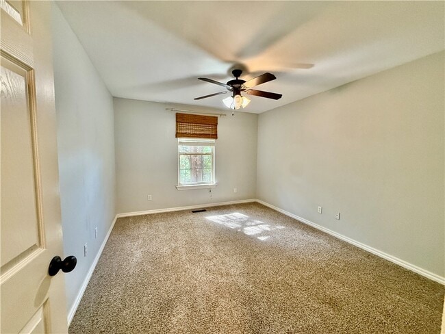 Building Photo - 305 Meadows Ct