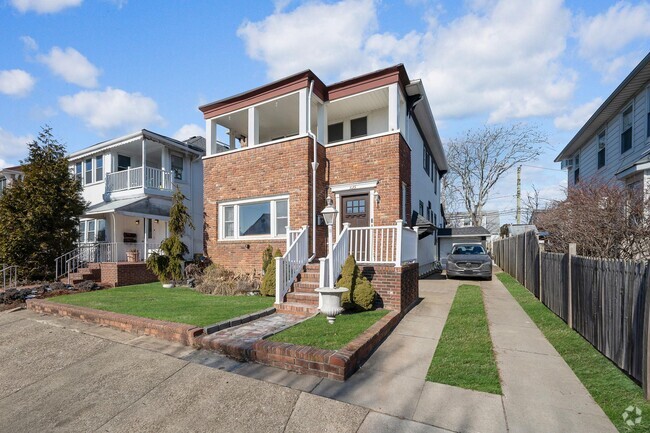 Building Photo - 523 W Beech St Unit 2nd Floor Rental