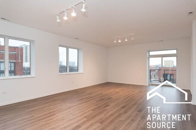 Photo - South Loop 3 bed 2 bath -- Updated Kitchen, LARGEST Floorplan in the building Unit 401