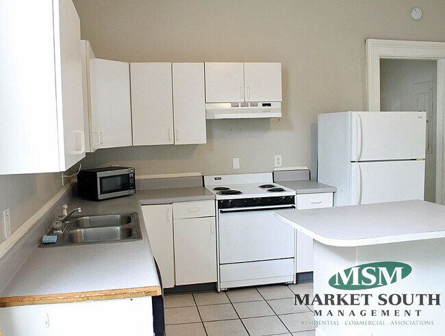 Photo - 308 E Waldburg St Unit Upper