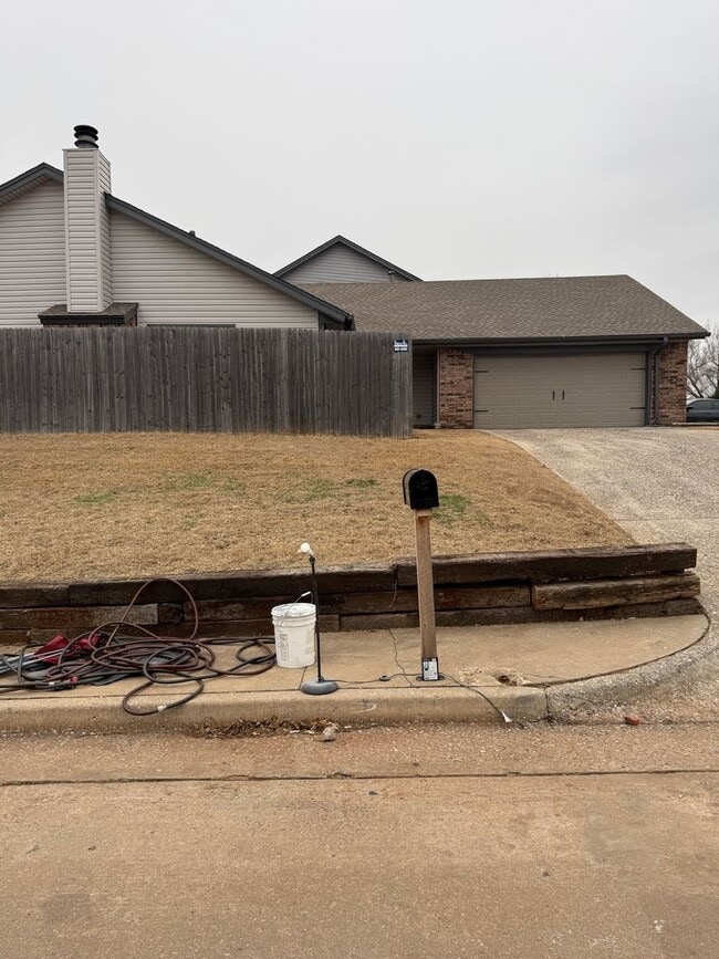 Building Photo - Charming Corner-Lot Duplex in the Heart of Yukon – Available Now!