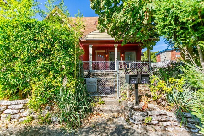 Building Photo - Beautiful 3 bd home close to the hospital