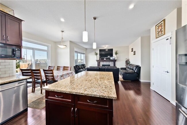 Photo - 91 Martha's Meadow Cl NE