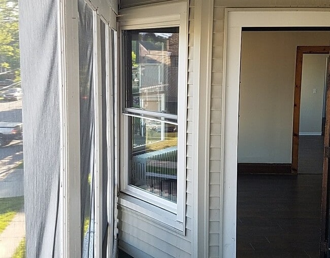 Screened in Porch - 303 N 4th Ave