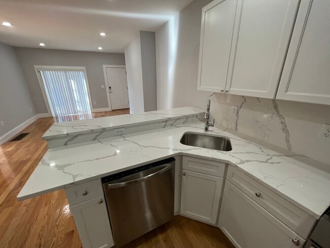 Photo - 372 Oxford St Unit 2