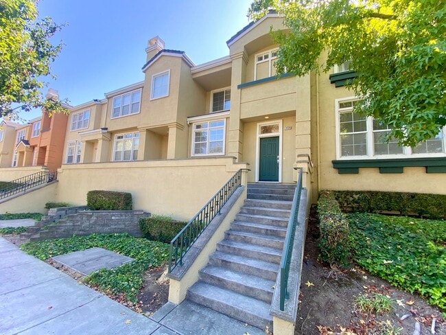Building Photo - Lovely 3-bedroom Townhome for rent in Frem...