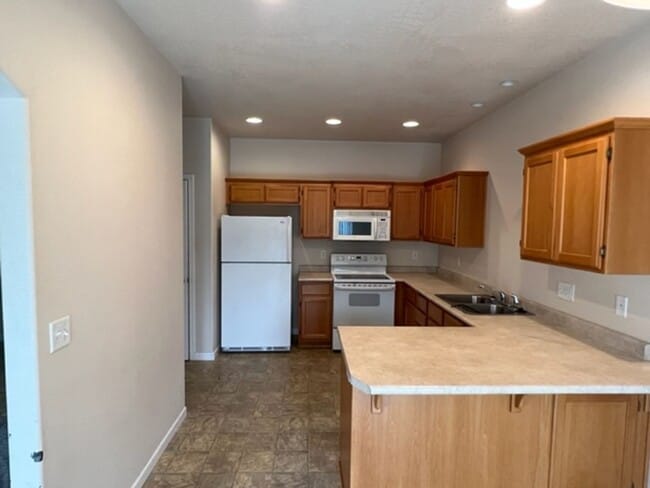 Photo - 3 BEDROOM TOWNHOME/ FENCED YARD/ ATTACHED GARAGE