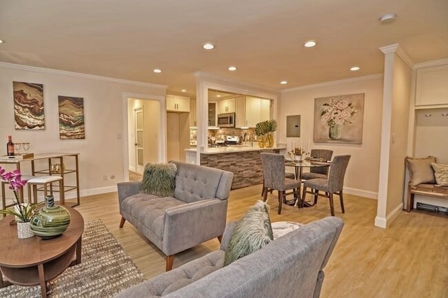 Building Photo - 8 Juniper St Unit 38