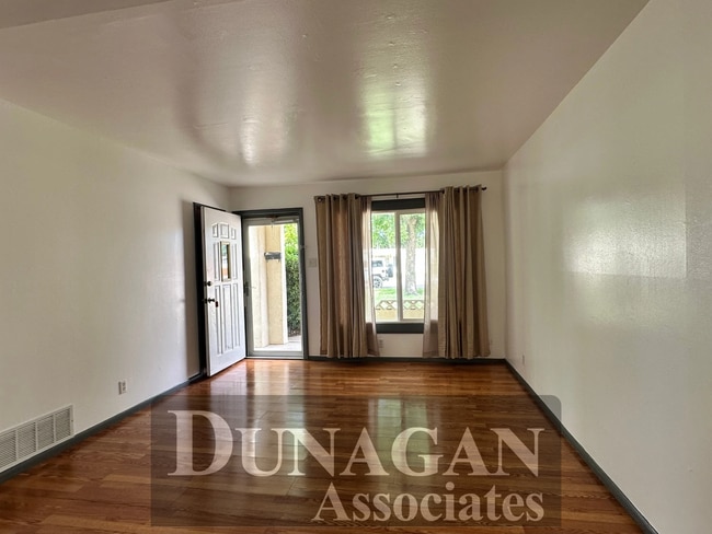 Photo - Spacious Pet Friendly, 3 bed/1 bath with Den.