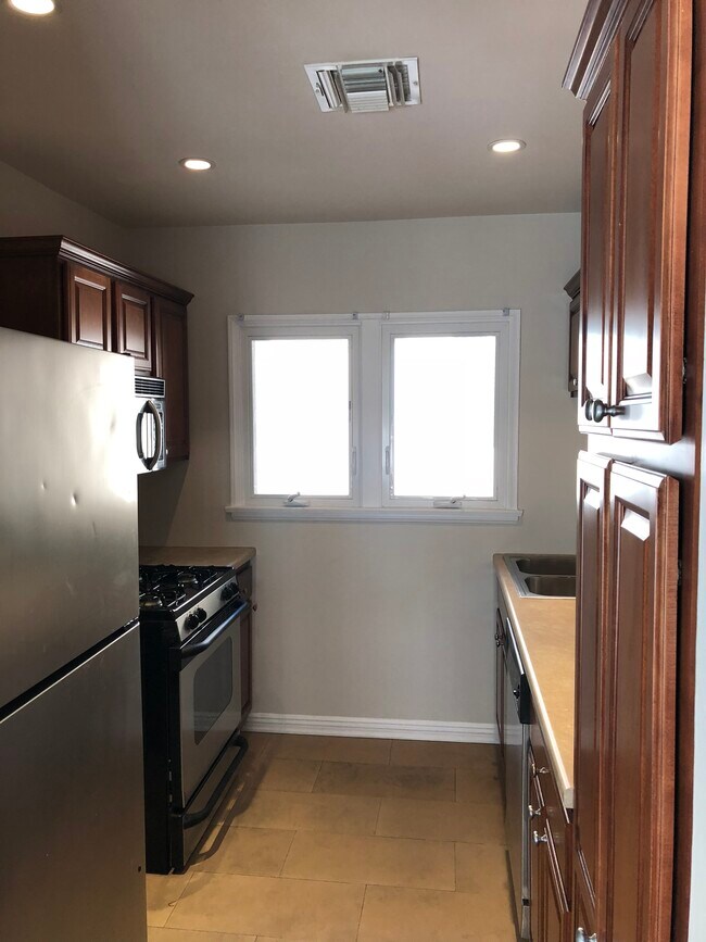 Photo - 1013 N La Jolla Ave Unit 1015 half