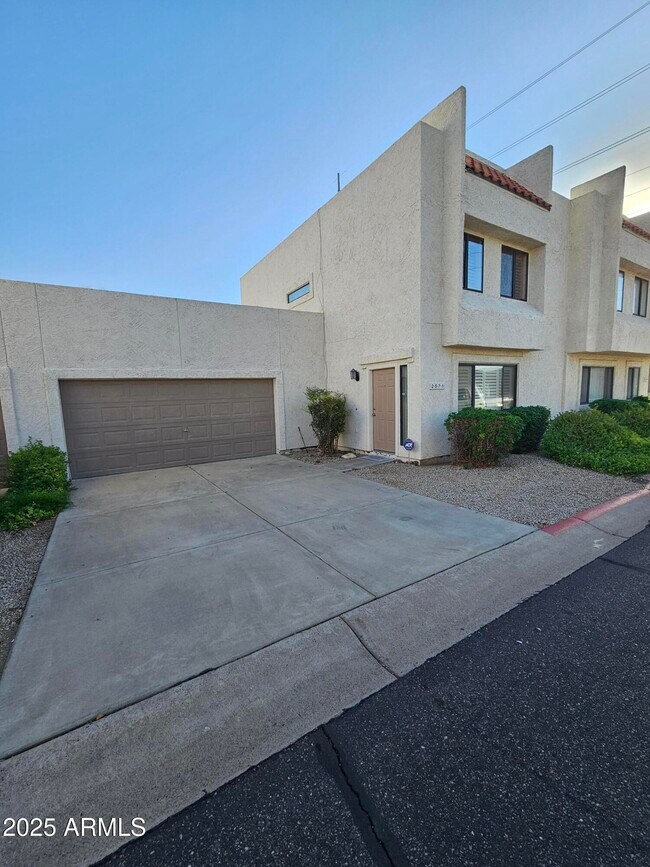 Building Photo - 2571 W Marconi Ave Rental