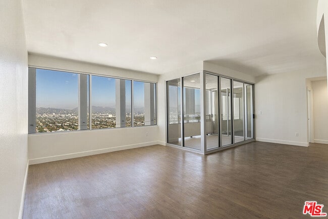 Building Photo - 5670 Wilshire Blvd Unit PH3
