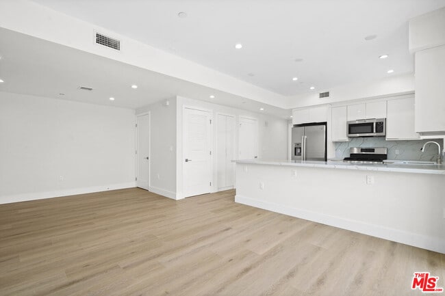 11042 La Maida St Unit 203