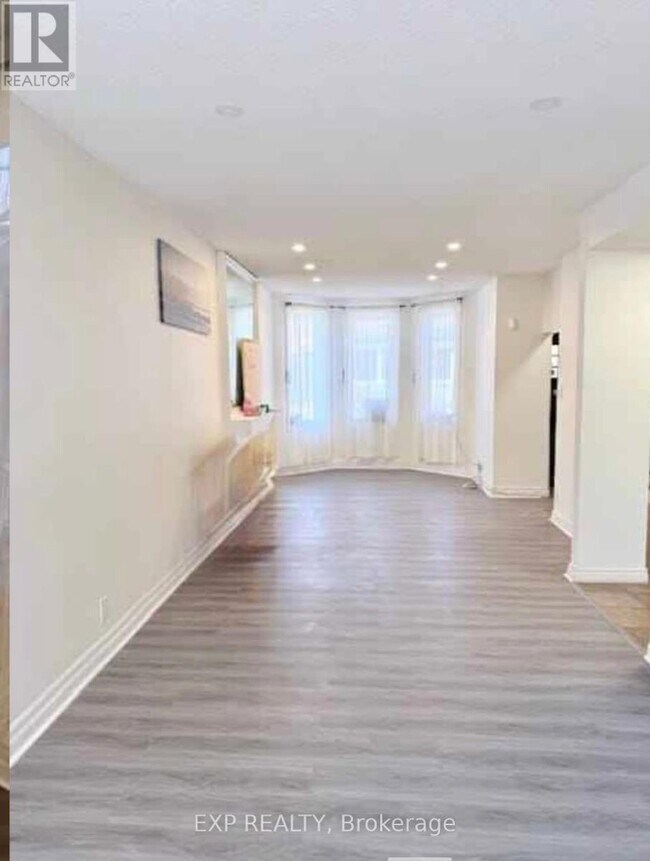 Photo - 137 Queen St S