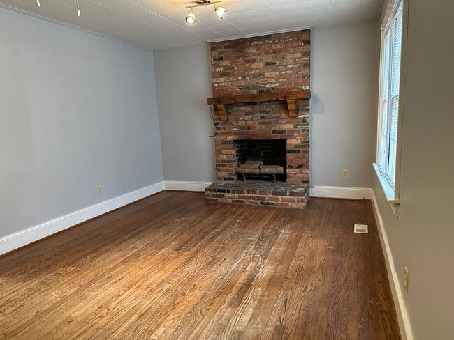 Photo - FOR RENT - Terrific location, great price....near everything!