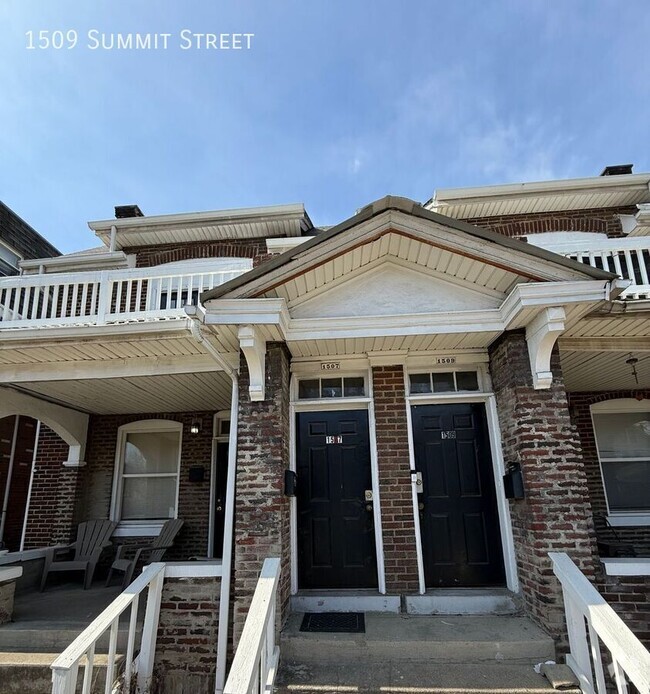 Building Photo - Recently renovated! Spacious three bedroom... Rental