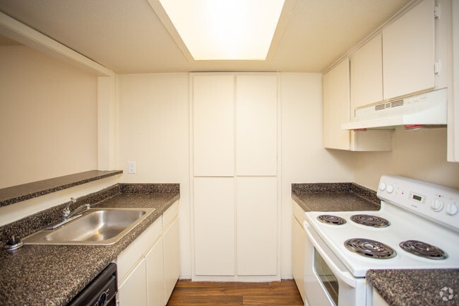 The Natchez 1BDx1BA 988SF - Fox Trail Apartments