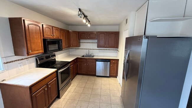 Building Photo - 3 Bedroom 2 Bathroom Condo Near Leetsdale and Monaco Unit 612