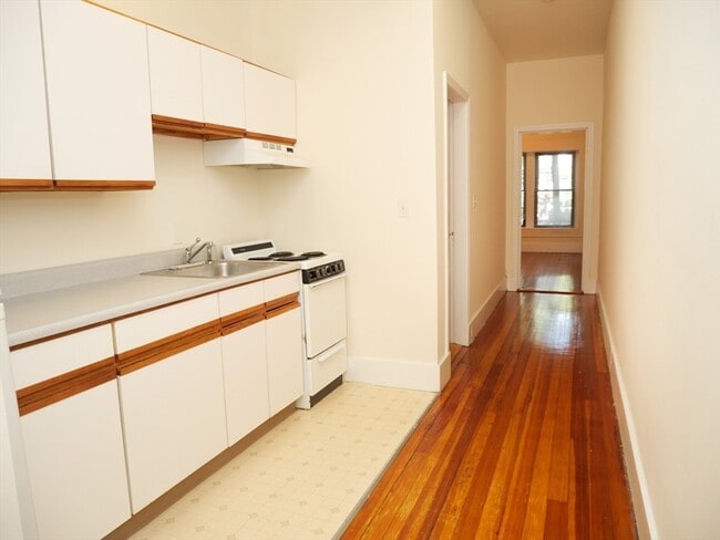 Building Photo - 1382 Beacon St Unit 4